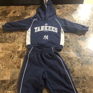 Navy blue Yankees sweat pant and hoodie